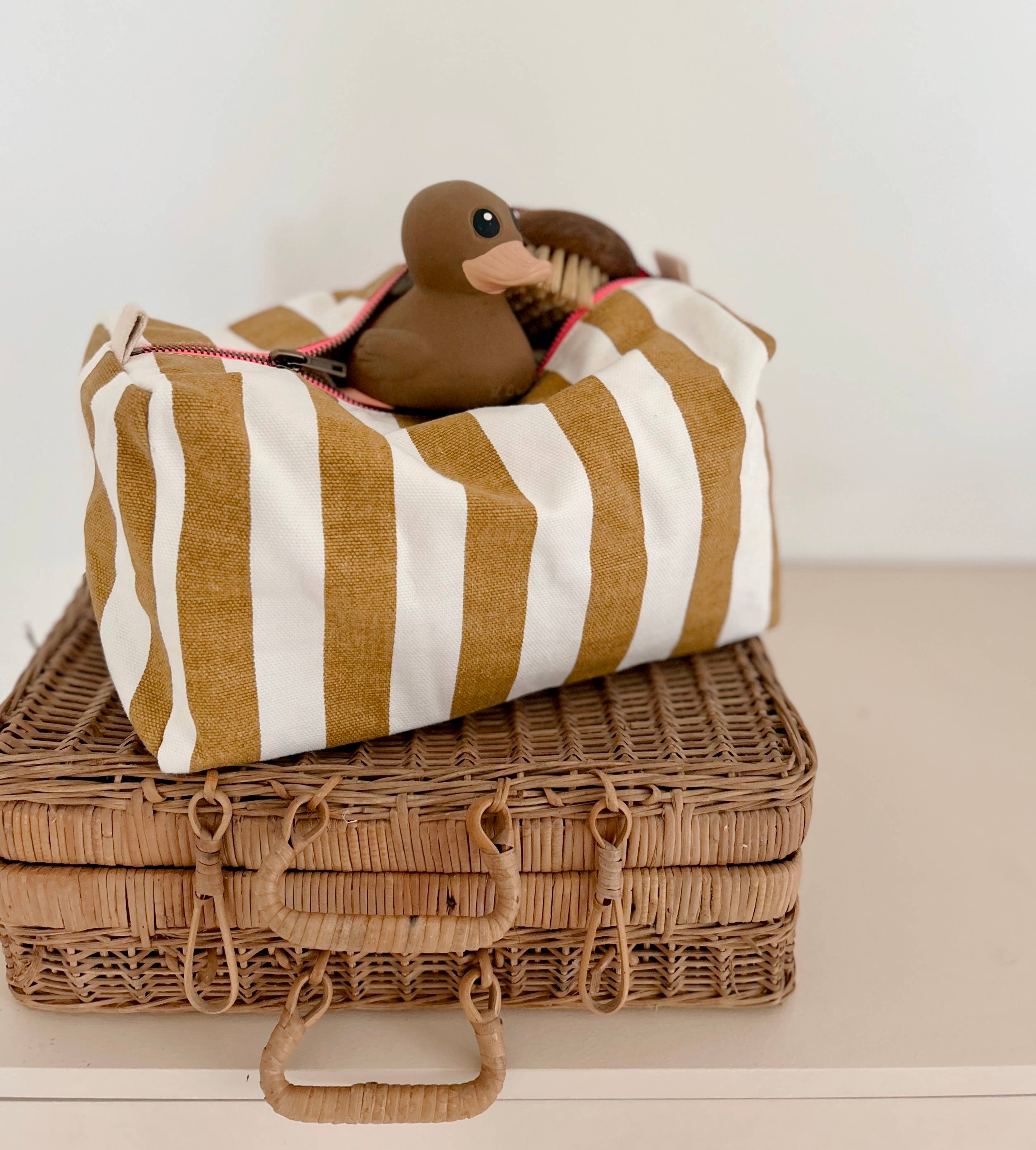 VIC TOILETRY BAG STRPES CARAMEL