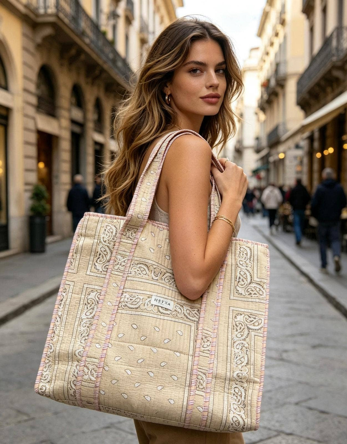 Large quilted tote with zipper - Beige Bandana