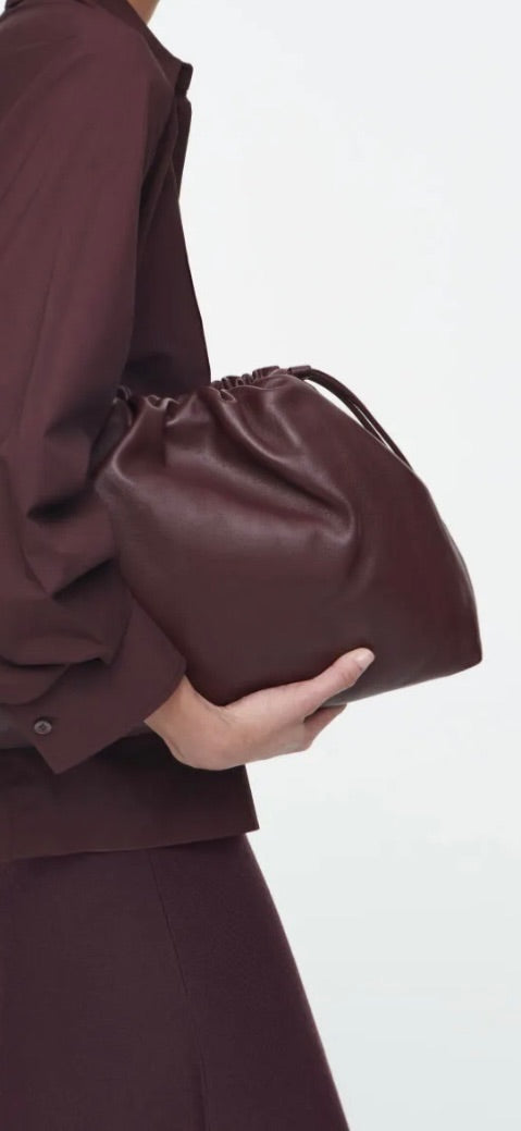 cos bordeaux cavatelli clutch, Size
