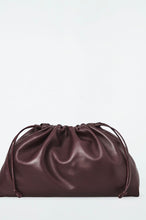 Load image into Gallery viewer, cos bordeaux cavatelli clutch, Size
