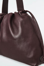 Load image into Gallery viewer, cos bordeaux cavatelli clutch, Size
