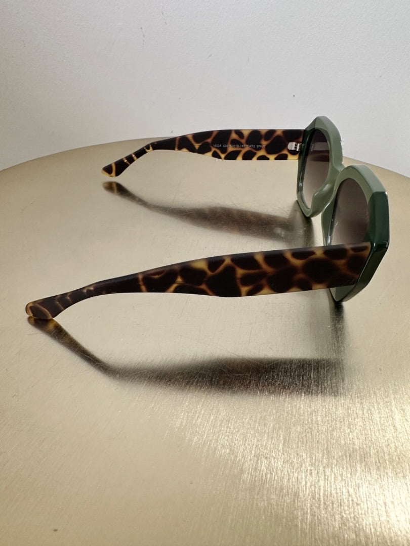 Tiwi Green Vega 620 two tone sunglasses, Size