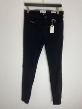Load image into Gallery viewer, frame black Le Skinny de Jeanne jeans, Size 31
