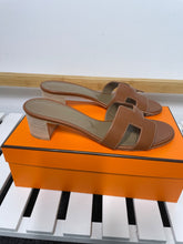 Load image into Gallery viewer, Hermes Tan Oasis Sandal, Size 38

