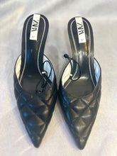 Load image into Gallery viewer, Zara black quilted mules, Size 37
