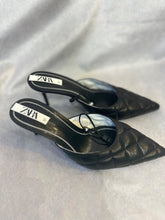 Load image into Gallery viewer, Zara black quilted mules, Size 37
