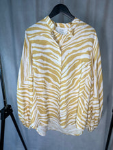 Load image into Gallery viewer, Mondo Corsini sand linen maia top, Size large
