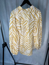 Load image into Gallery viewer, Mondo Corsini sand linen maia top, Size large
