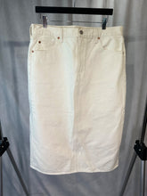 Load image into Gallery viewer, Levi’s Cream Denim skirt, Size 32
