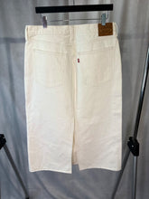 Load image into Gallery viewer, Levi’s Cream Denim skirt, Size 32
