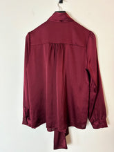 Load image into Gallery viewer, no brand plum tie neck blouse, Size medium
